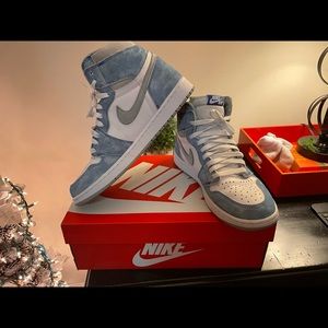 Jordan 1 Hyper Royal